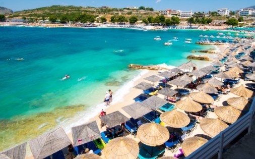 Pergatitjet per sezonin turistik: Pas hapjes se kufijve hiqet karantinimi per turistet